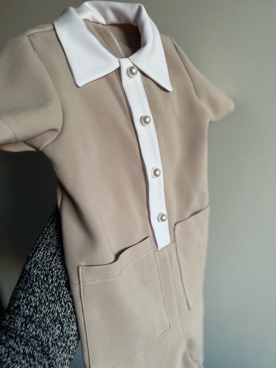 Puošnus smėlio spalvos kombinezonas