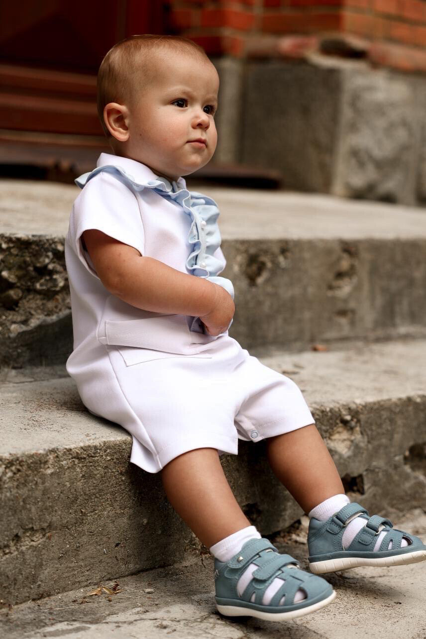 Baltas kombinezonas su žydromis detalėmis