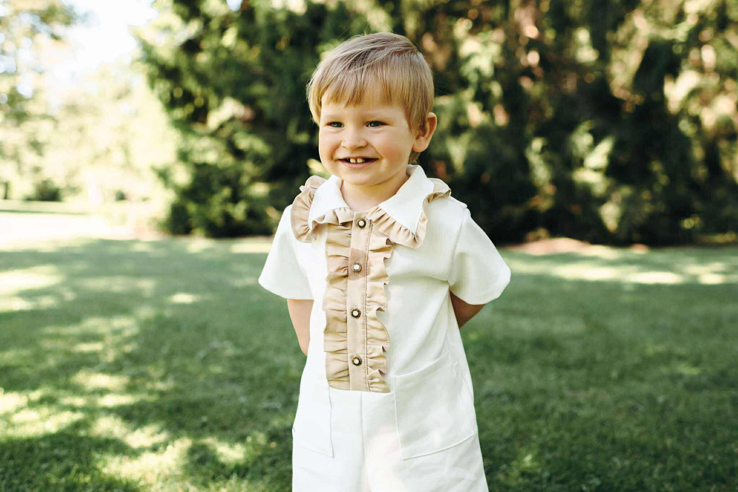 Baltas kombinezonas su smėlio detalėmis