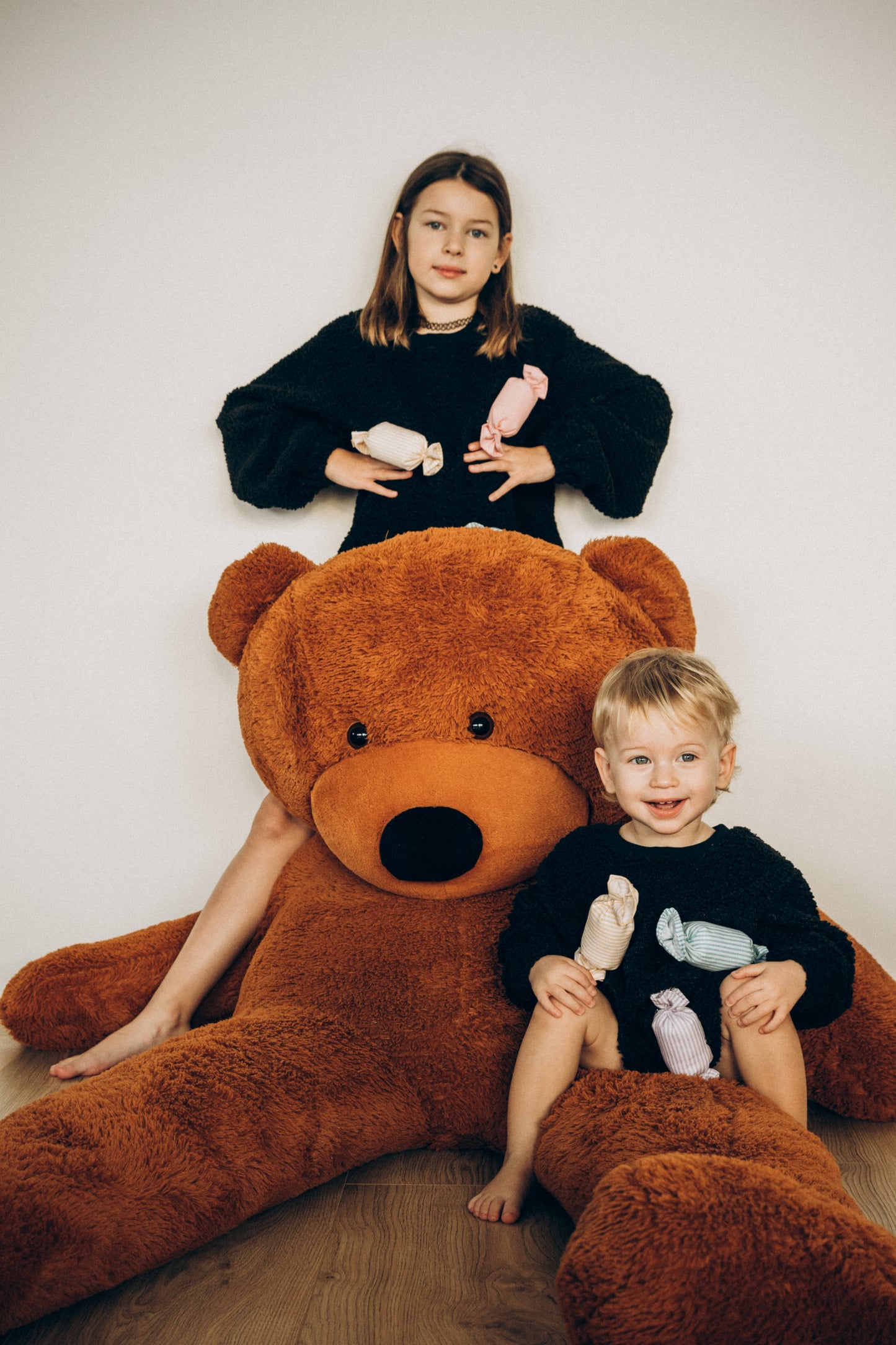 Juodas vaikiškas džemperis - Saldainiai