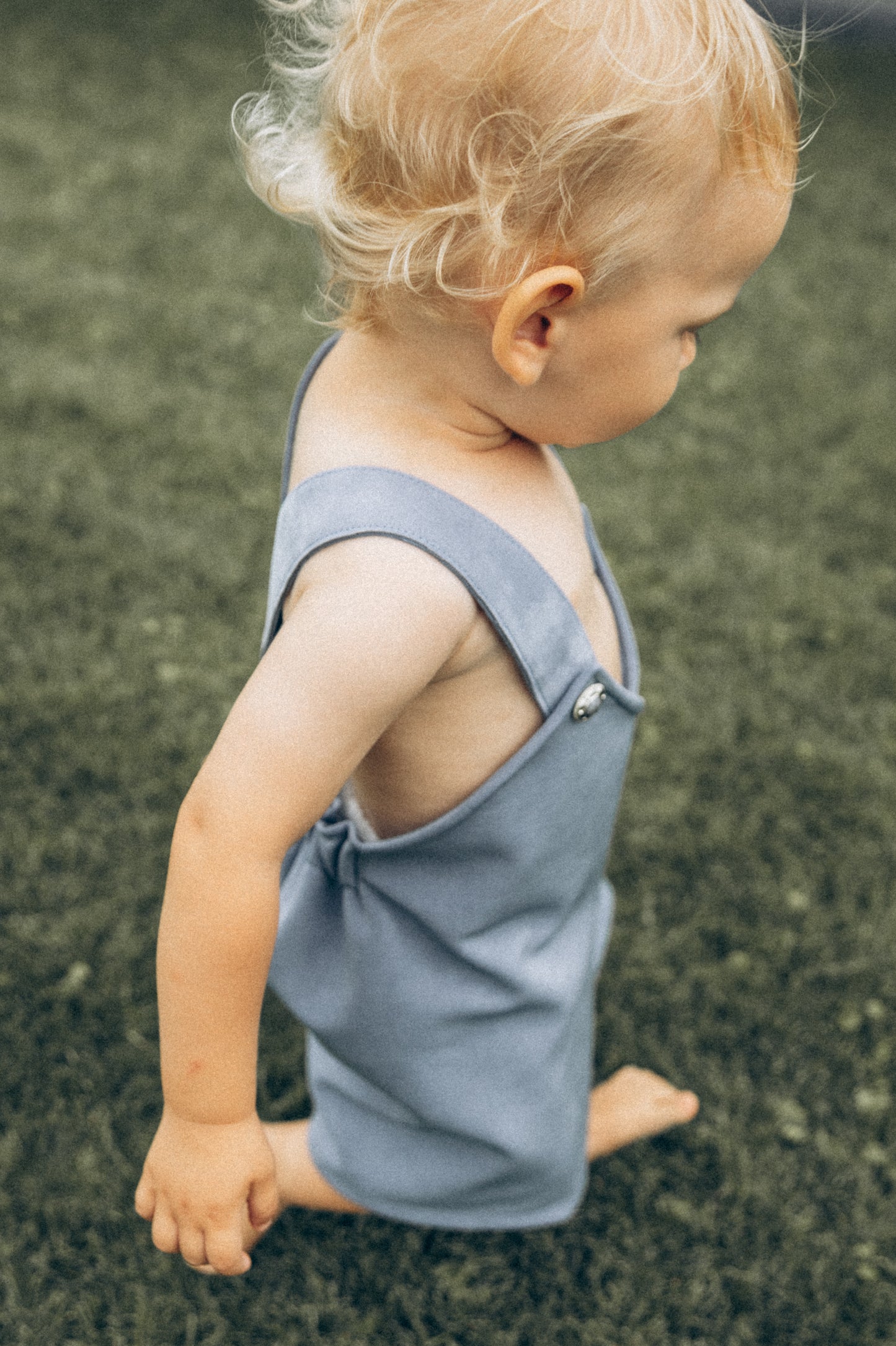 Melsvi šortai su petnešomis