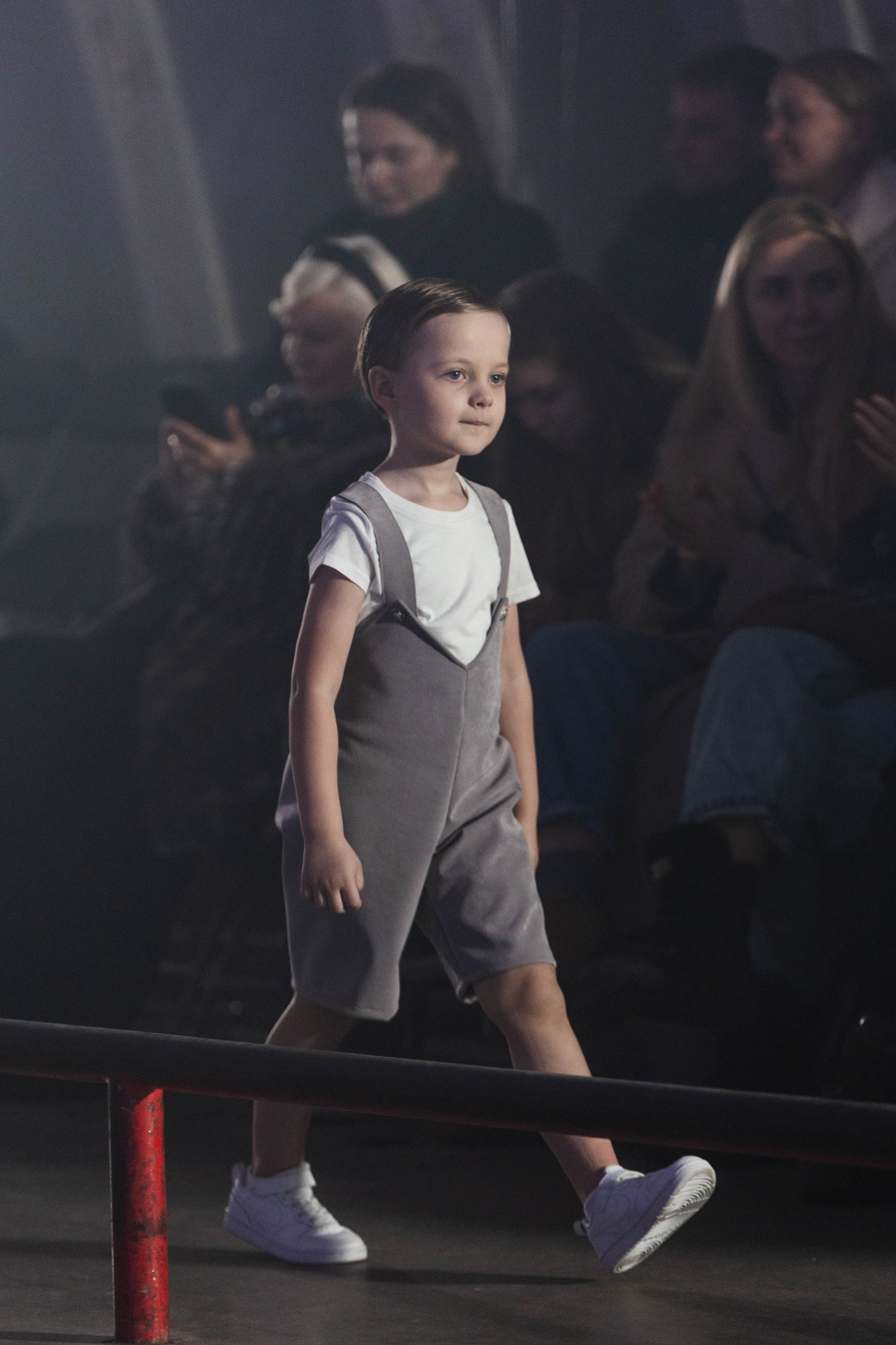 Pilki šortai su petnešomis