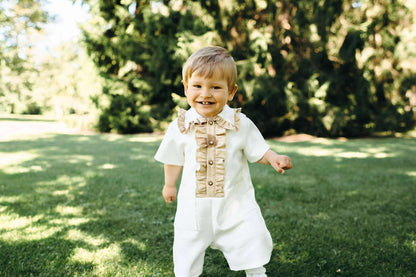 Baltas kombinezonas su smėlio detalėmis