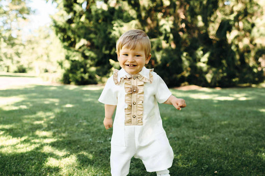 Baltas kombinezonas su smėlio detalėmis