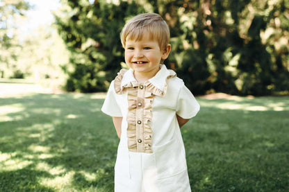 Baltas kombinezonas su smėlio detalėmis