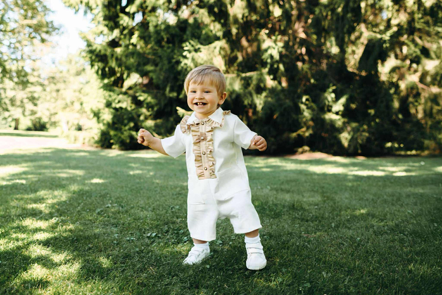 Baltas kombinezonas su smėlio detalėmis