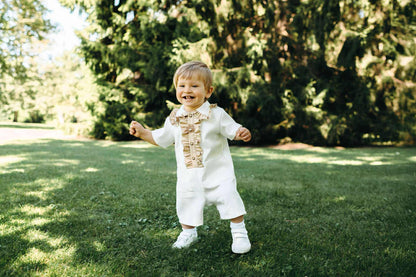 Baltas kombinezonas su smėlio detalėmis